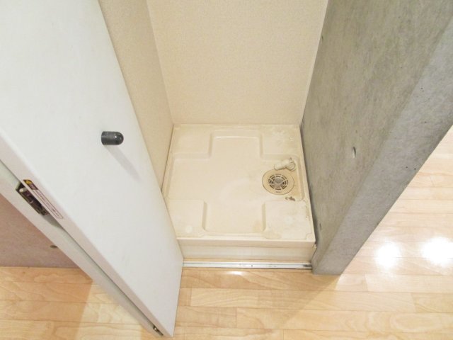 玄関と居室の間に洗濯機置き場があります。扉付き！