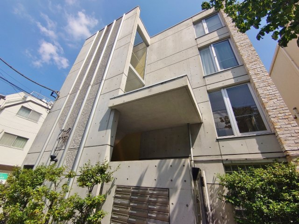 外観もスタイリッシュ！大きな窓が印象的な建物です。