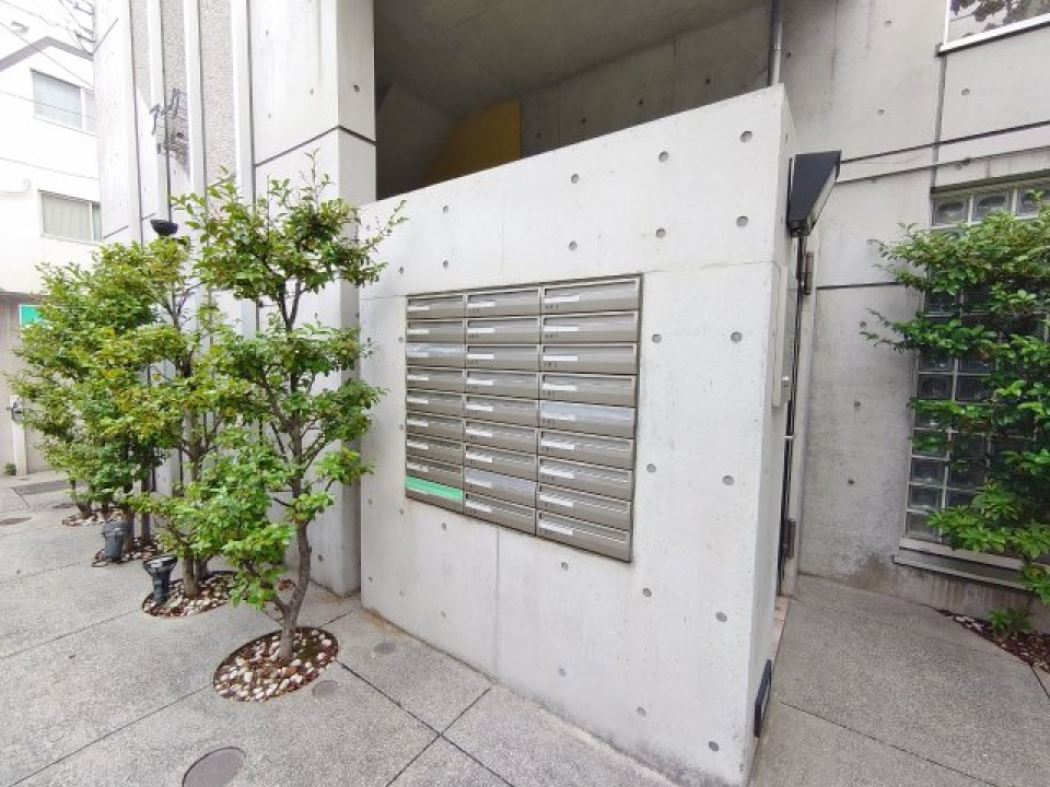 コンクリの壁にシルバーのポストがかっこ良い！