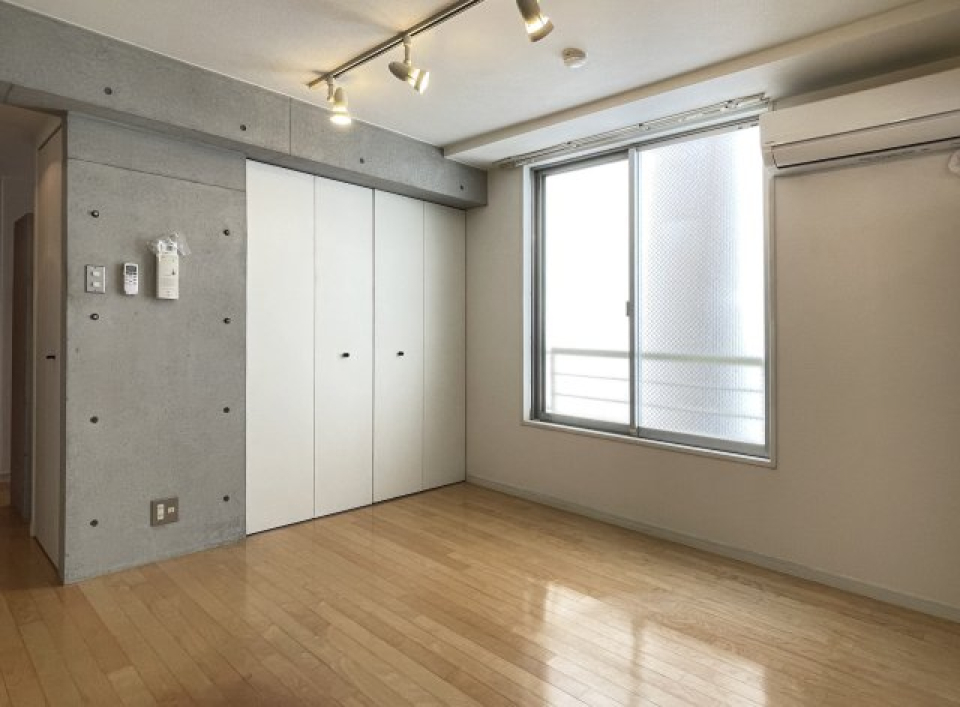 居室部分にはテーブルをソファを置きたいな。