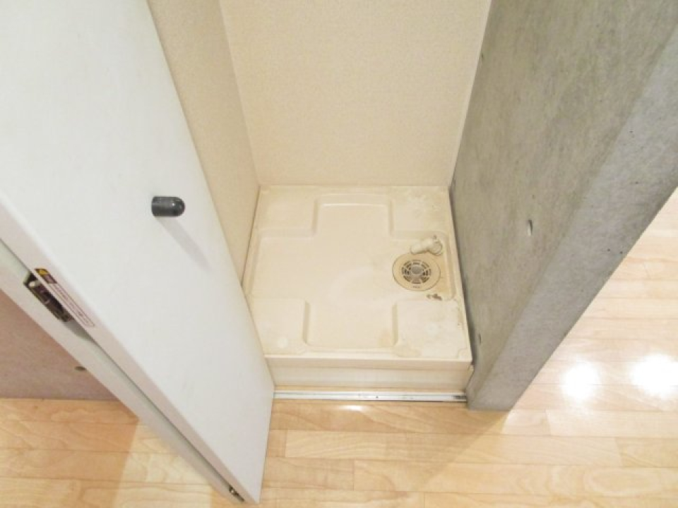 玄関と居室の間に洗濯機置き場があります。扉付き！