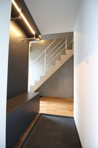 素敵な階段が玄関からもチラ見え。