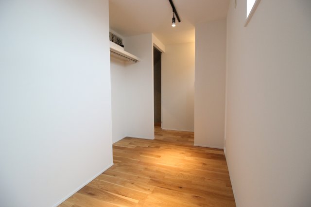 下階は壁多めのカクカクの間取りです。