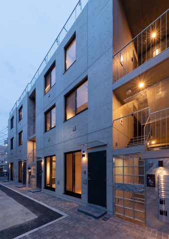 暖色の柔らかい光がお出迎え。