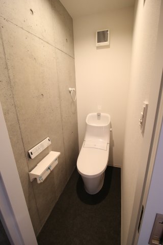 洗面台のすぐお隣はトイレです。