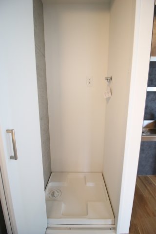 洗濯機置き場は扉付きで目隠しできます。