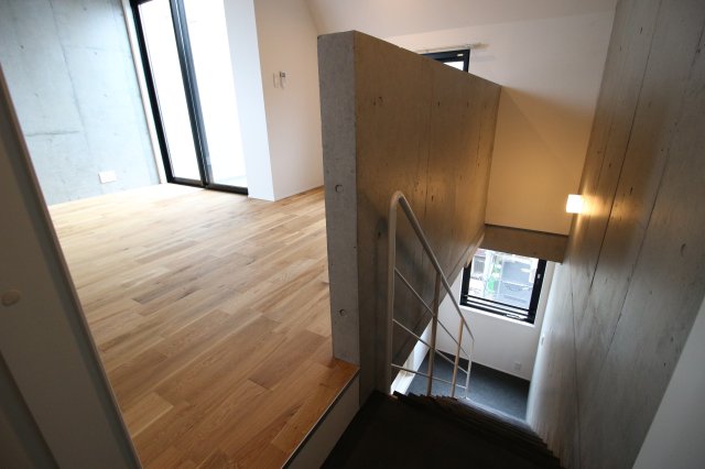 階段で縦に連なるメゾネットです。