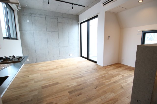 コンクリ&times;木のスタイリッシュな空間！