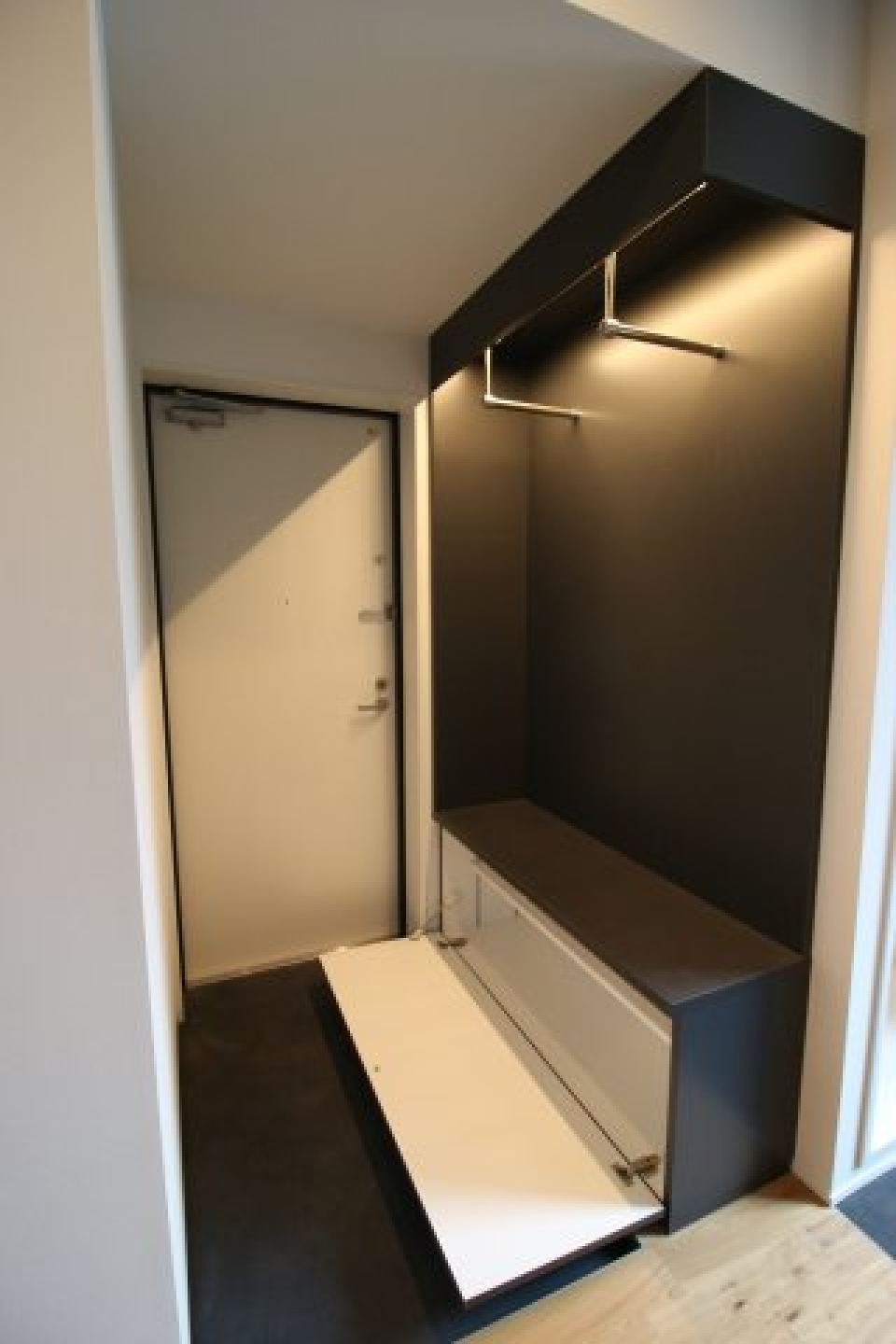 ブラックでまとまった素敵な玄関です。