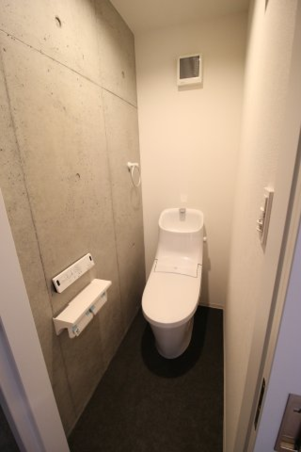 洗面台のすぐお隣はトイレです。