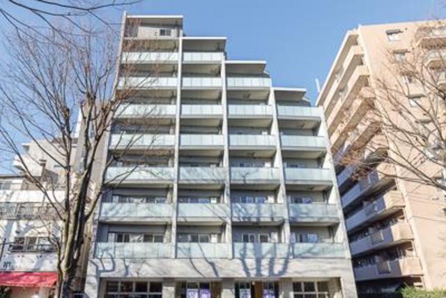 最上階が階段上になっている建物。