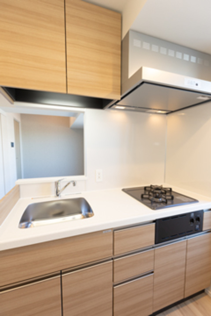 キッチンはワイドで使いやすそう！※写真は同タイプ住戸です。