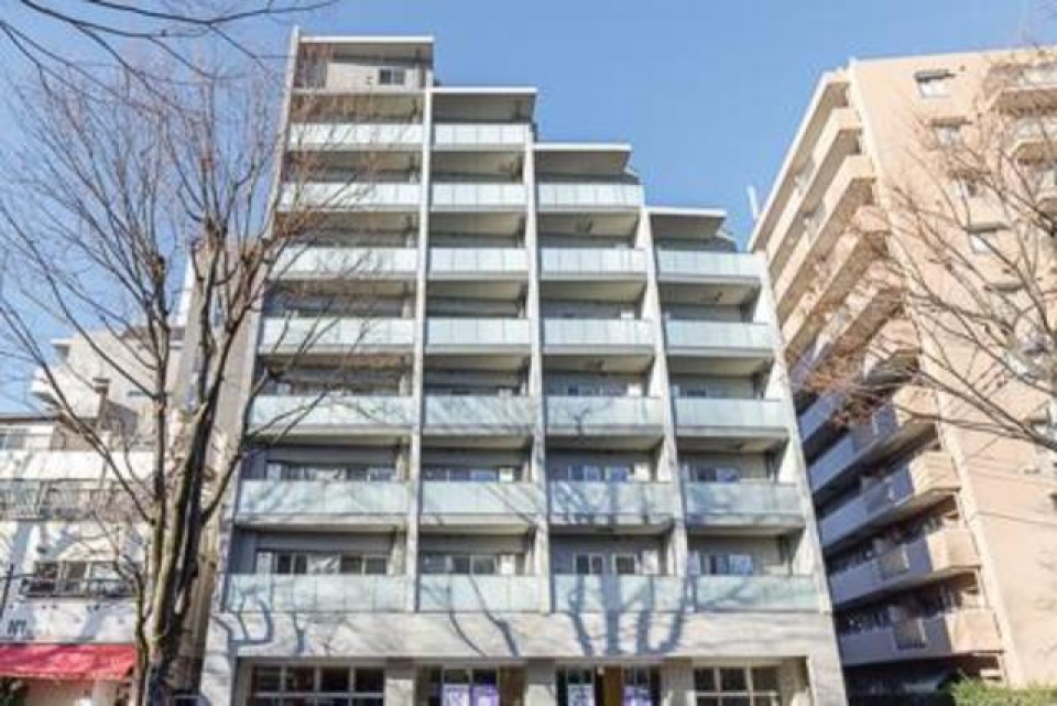 最上階が階段上になっている建物。