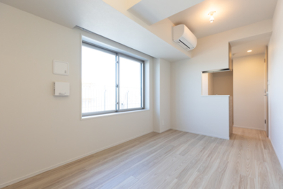 キッチン寄りの窓際にテーブルかな。※写真は同タイプ住戸です。