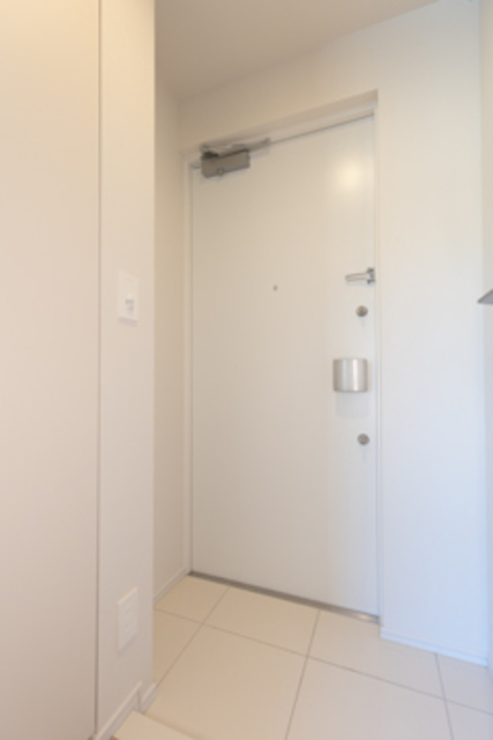 ホワイトな玄関。※写真は同タイプ住戸です。