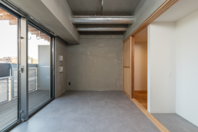 ダイニングの奥へ戻ると&hellip;※写真は同タイプ住戸です。