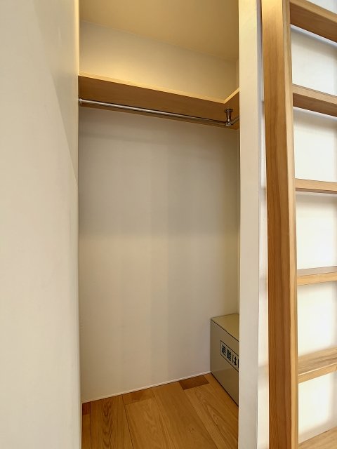 箱と壁の間にはクローゼットがありました。