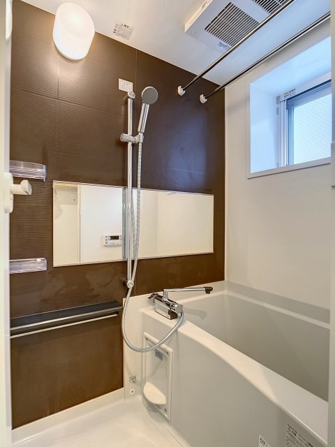 お風呂にも窓！ゆったり長風呂できそうなお風呂です。