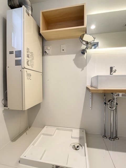 洗濯機はこちらに。棚もあります！