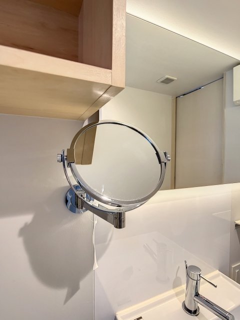 スキンケアやメイクに嬉しい丸い鏡付きです。