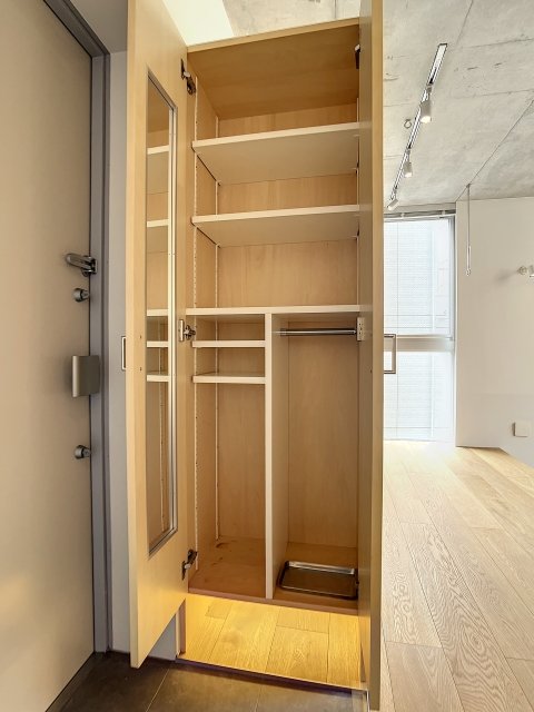 大小さまざまな棚がある玄関収納！いろいろ入りそう。