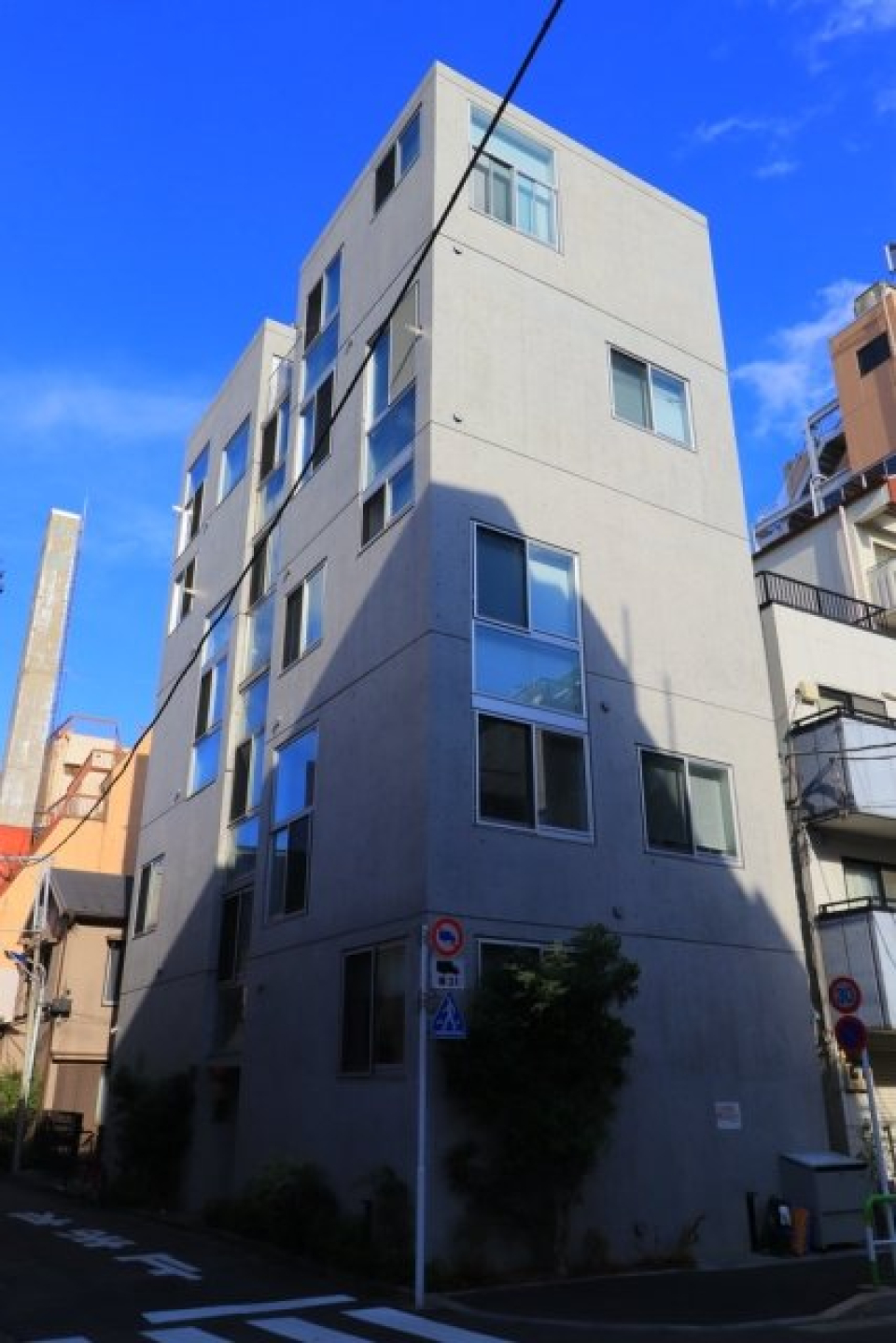 不規則に並んだ窓が可愛い外観。