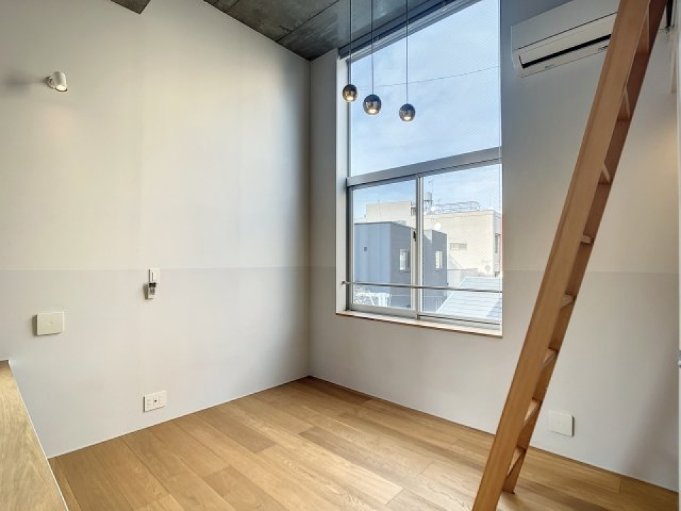 こっちの窓際にベッドを置きたいな。