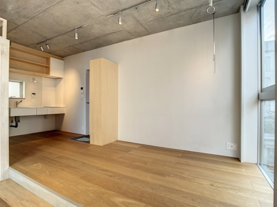 リビングダイニング側は一段上になっています。