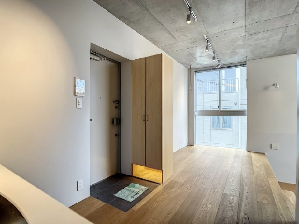 玄関は靴箱で靴箱で仕切られています。