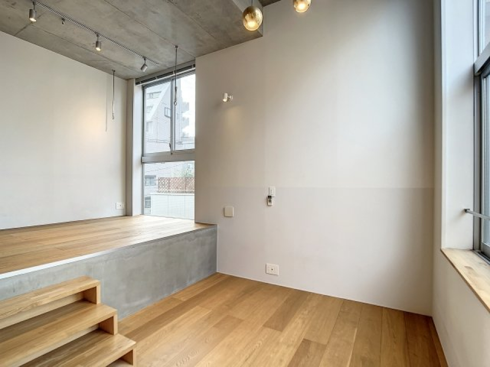 リビングダイニング側にも大きな窓がありました。