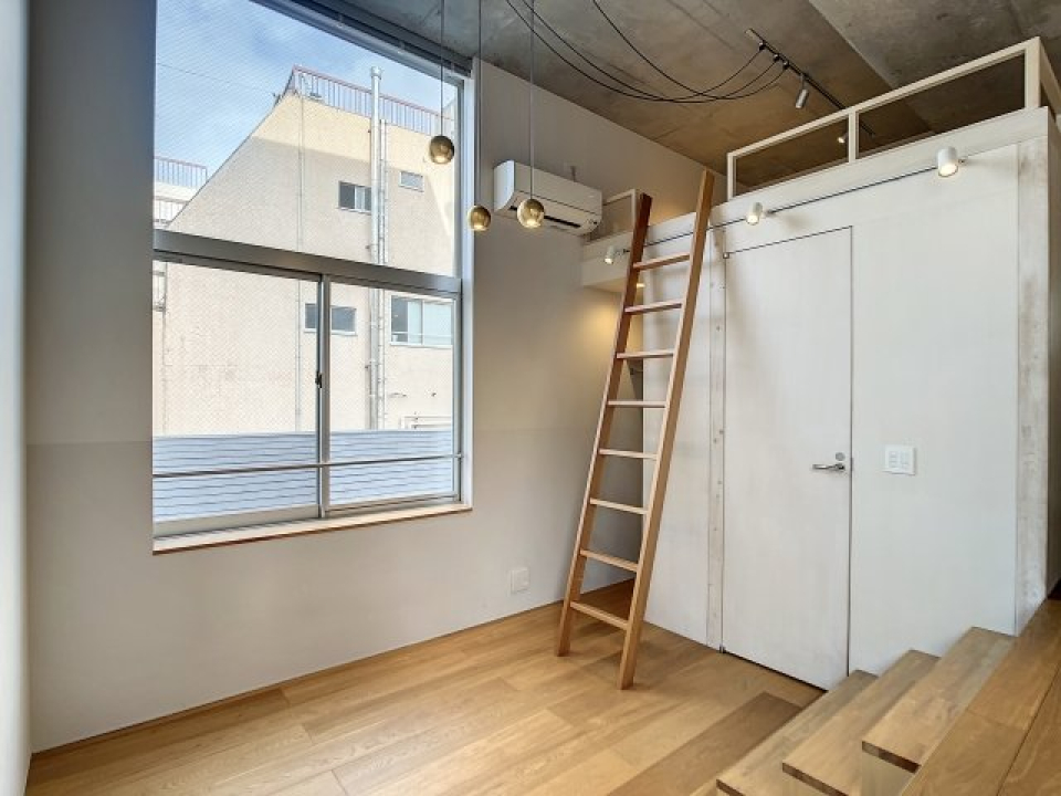 天井近くまで高さのある大きな窓！