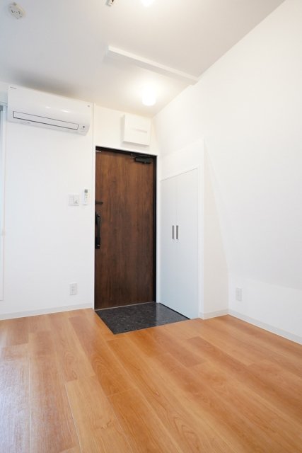 玄関前にマットなど敷いても良いですね。