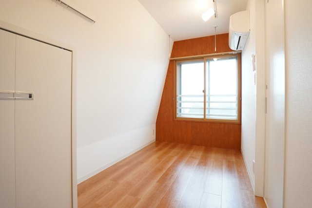 赤い壁紙がアクセントで可愛い。