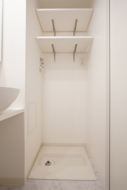 洗濯機はこちらに。上部にある2段の棚が嬉しい。