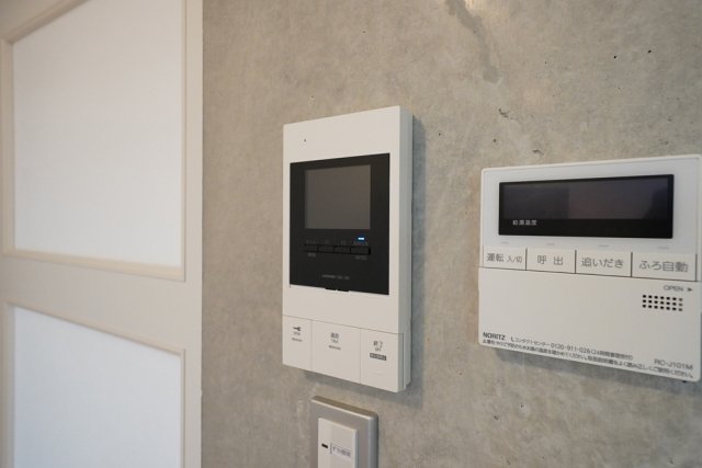 給湯器のスイッチとモニター付きインターホンは、洋室との間の壁側に。