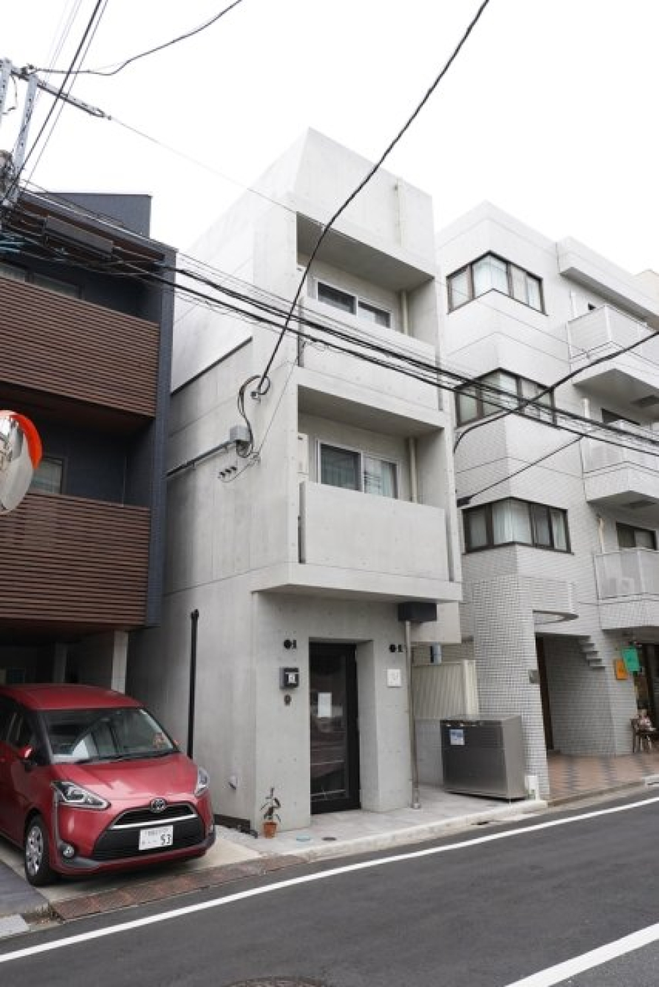 すべすべのコンクリが素敵な外観。