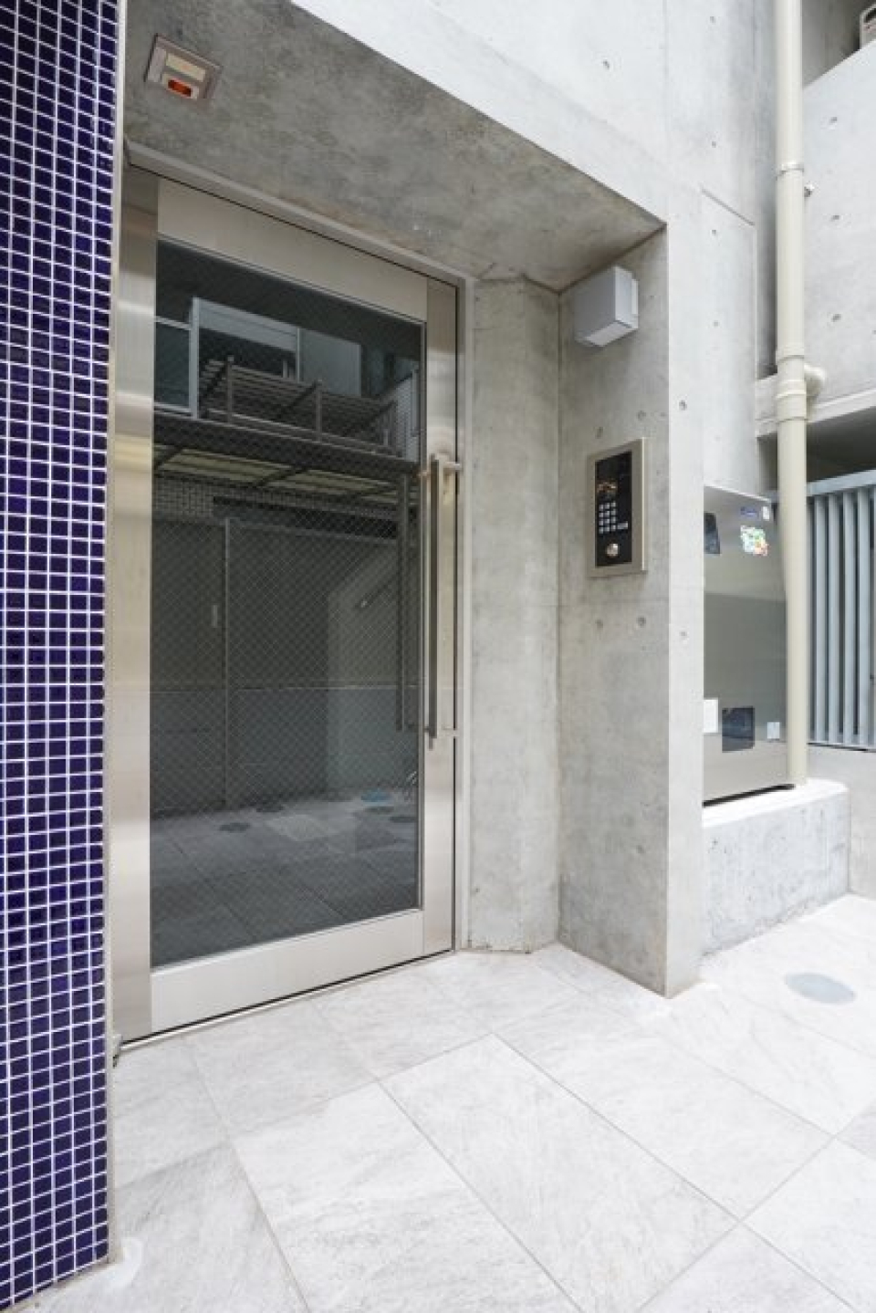 建物はオートロックです。