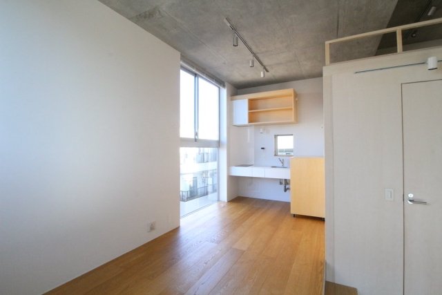 キッチン側にも大きな窓が！