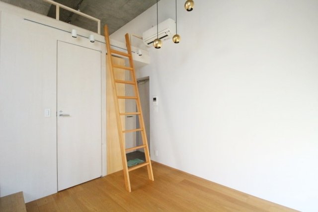 ハコの上につながるはしご。