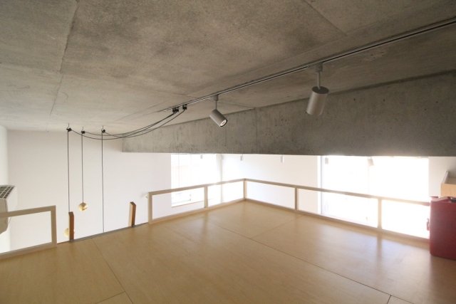 大きな窓は天井まで高さがあるので、上にいても明るさ◎