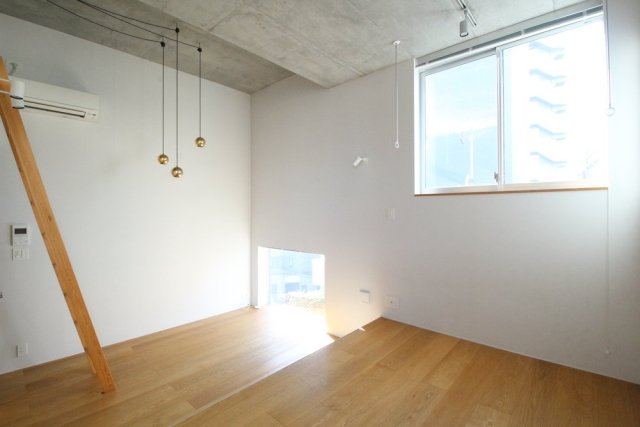 洋室の、この高さ違いの窓が良すぎる&hellip;！