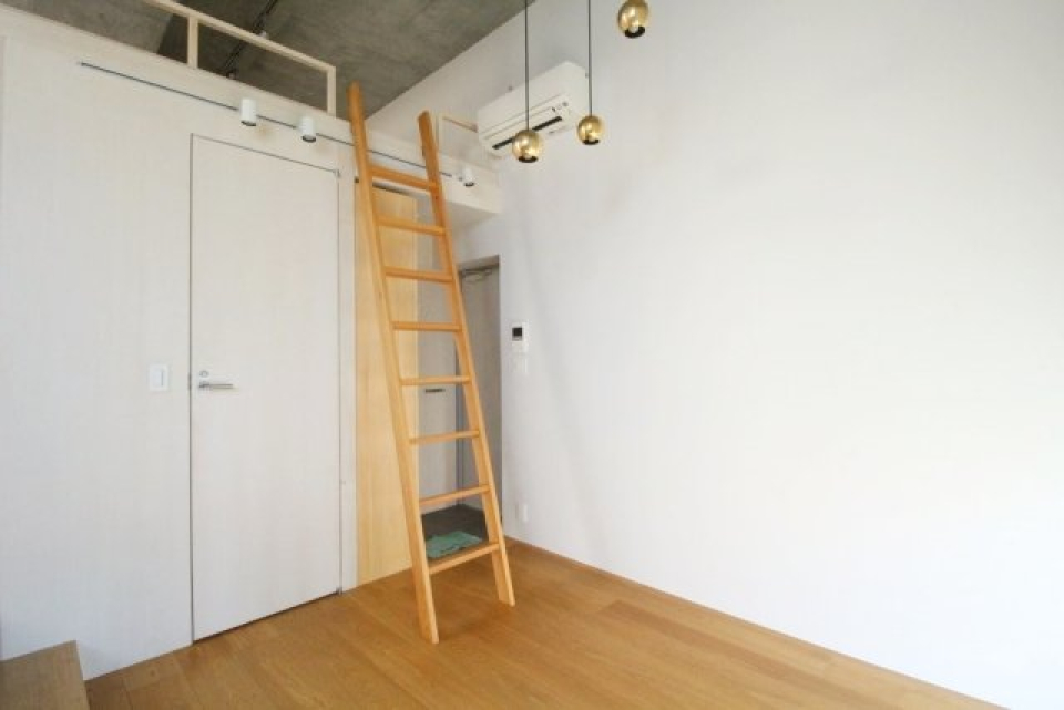 ハコの上につながるはしご。