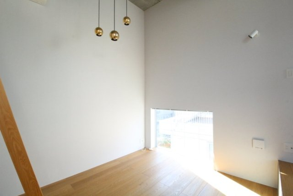 低い窓側に植物を並べても良いですね。