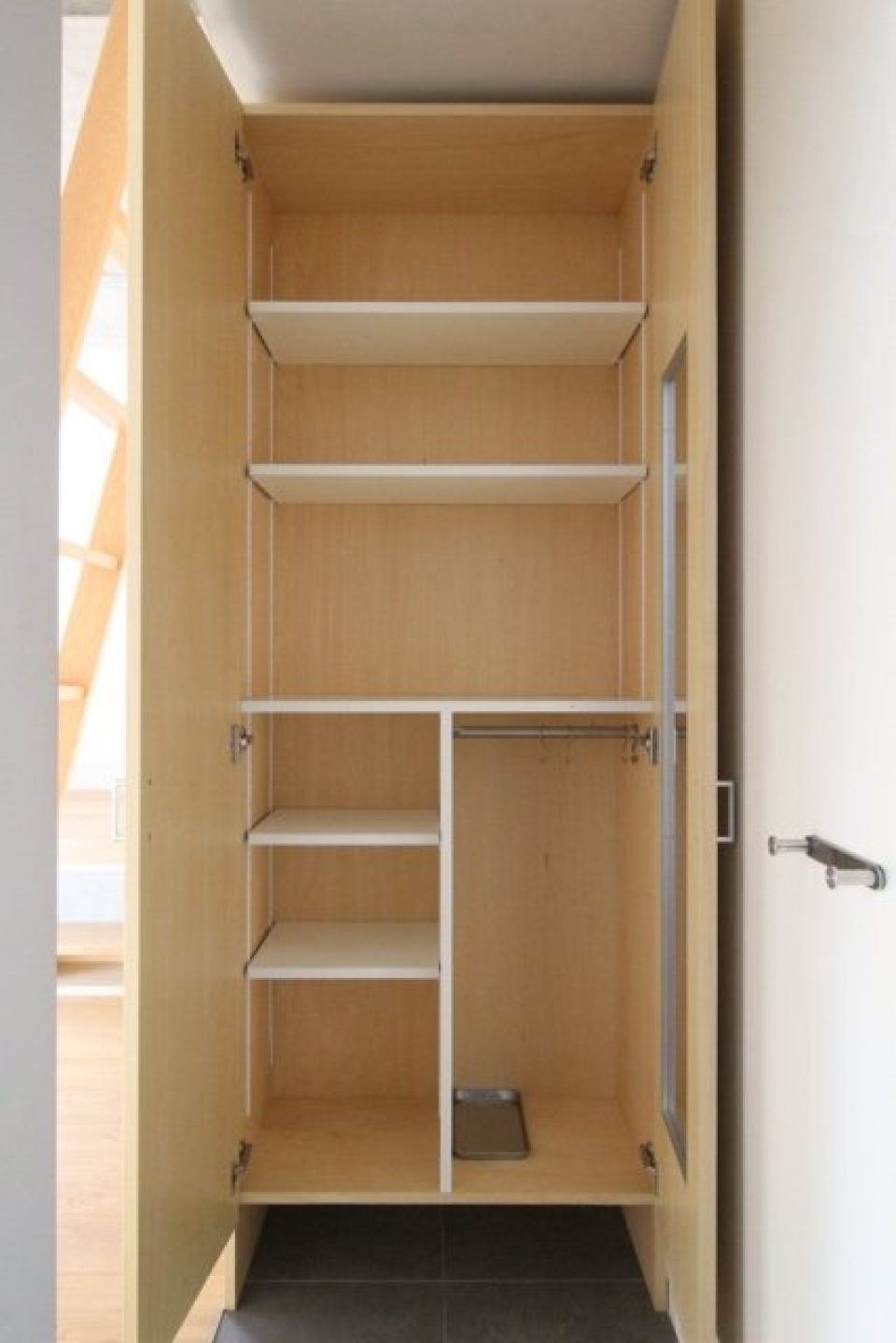 玄関収納は高さ違いの棚がたくさん！収納しやすそう。