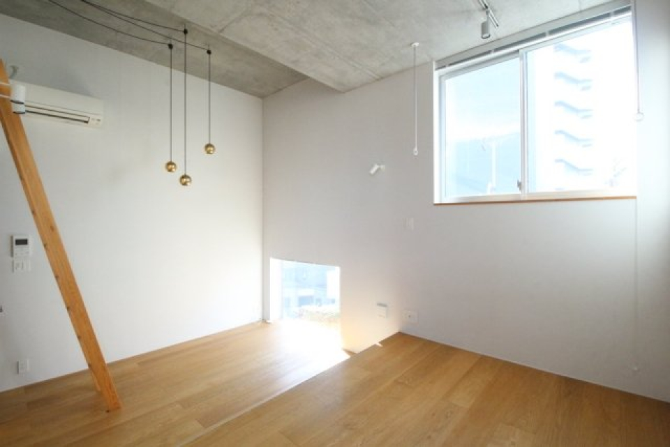 洋室の、この高さ違いの窓が良すぎる…！