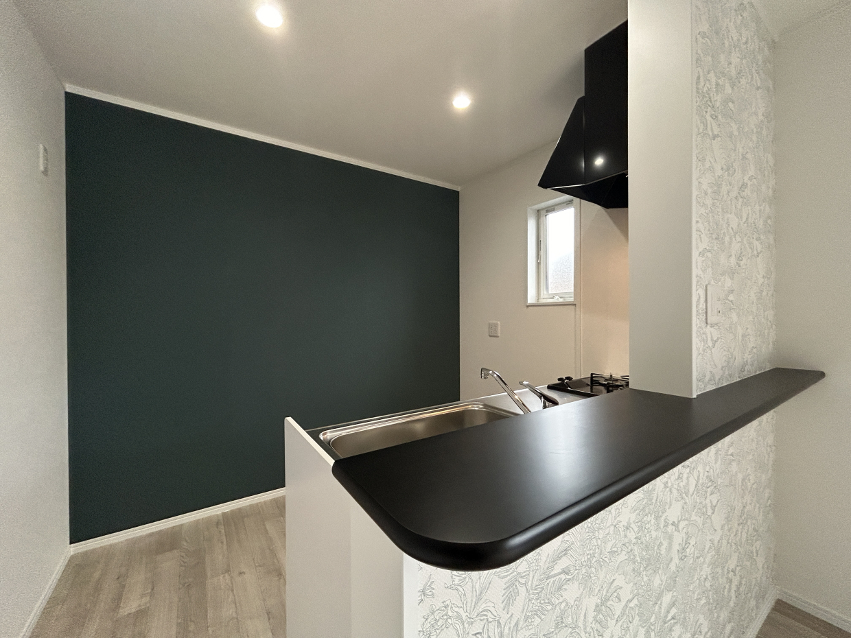 濃いグリーンとボタニカルなクロスがマッチしています。