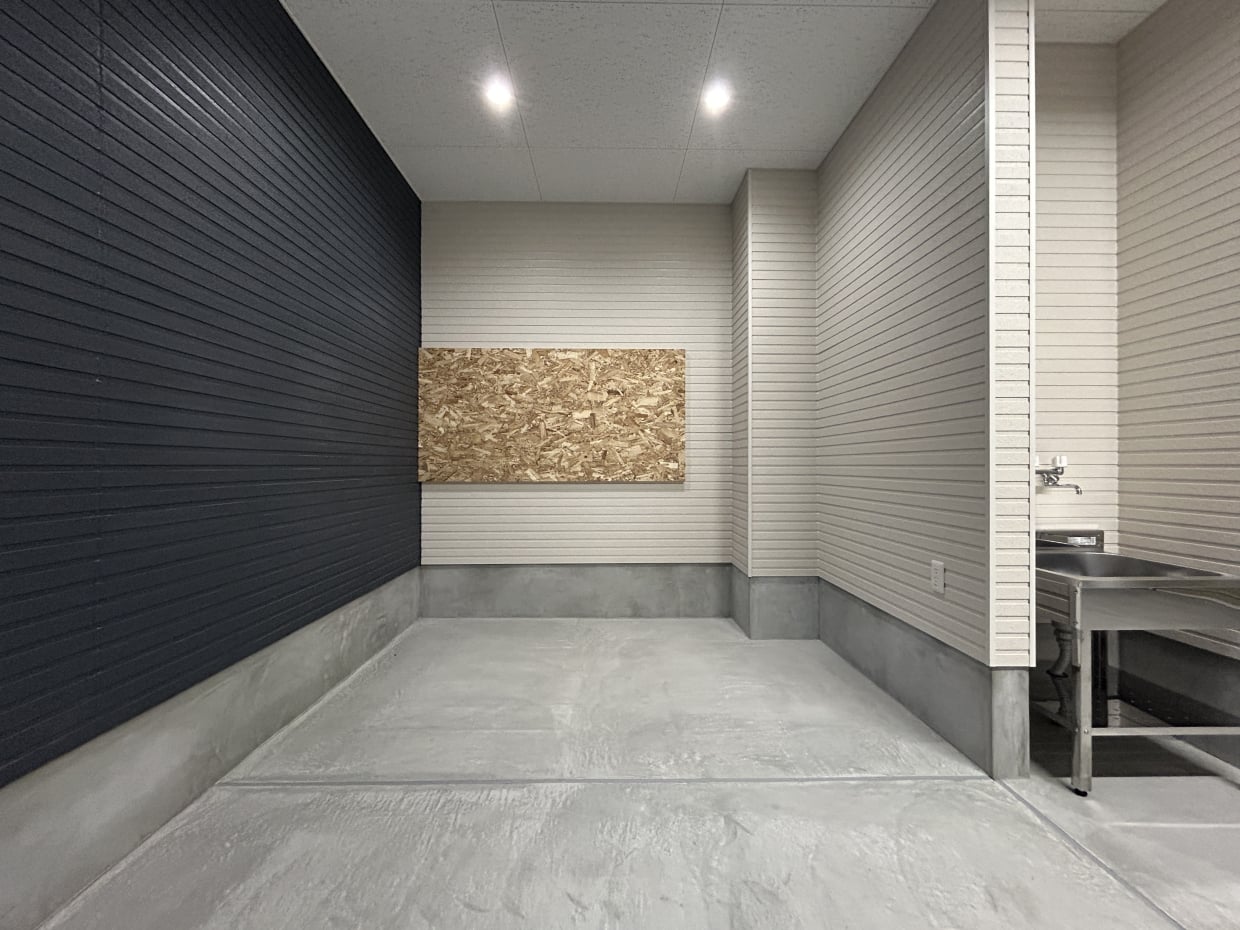 奥に収納スペース！2600&times;1800のサイズ感。