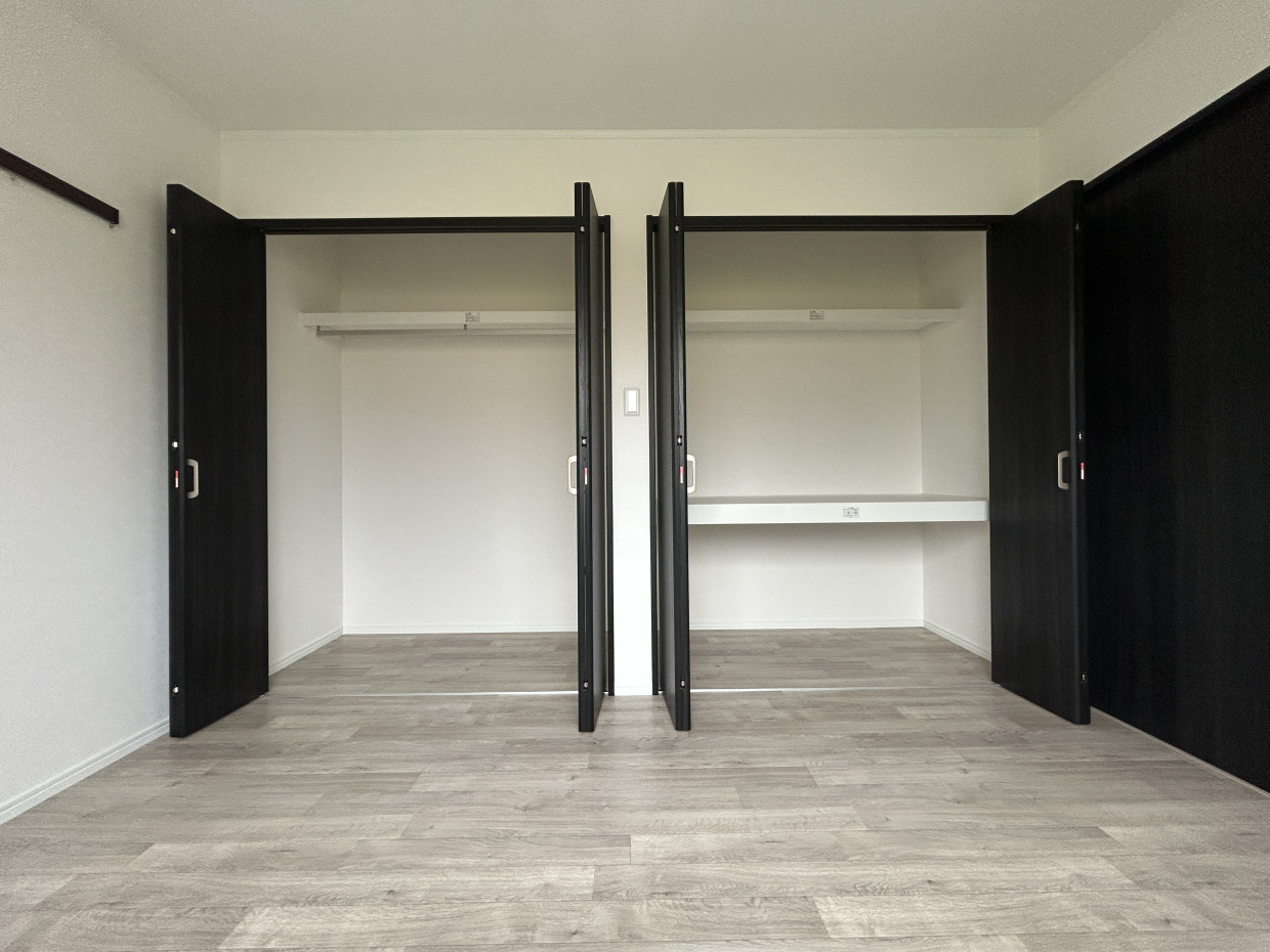 壁一面のクローゼットは1600&times;2！容量多いです！