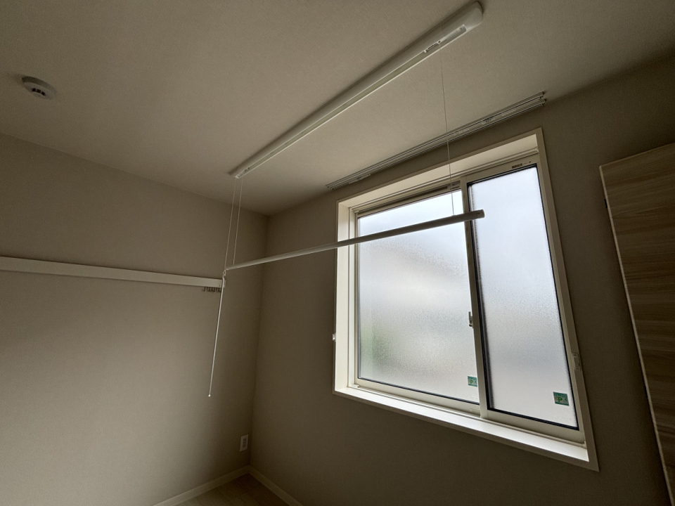 窓際にはお好みの高さで固定できる室内物干し用ホスクリーンが！