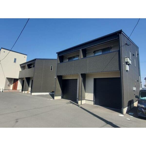 黒を基調としたモダンな外観。